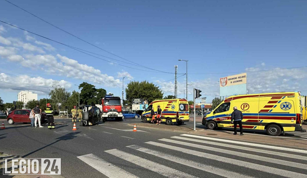 Legionowo: Zderzenie przy targowisku. Auto na boku