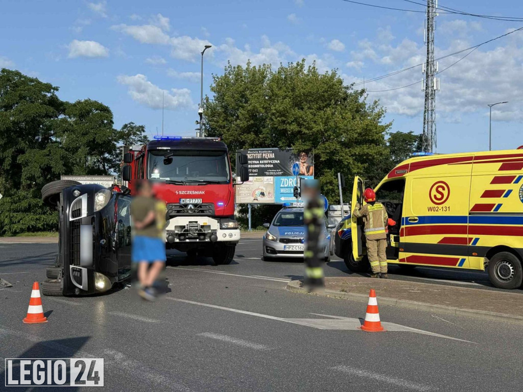 Legionowo: Zderzenie przy targowisku. Auto na boku