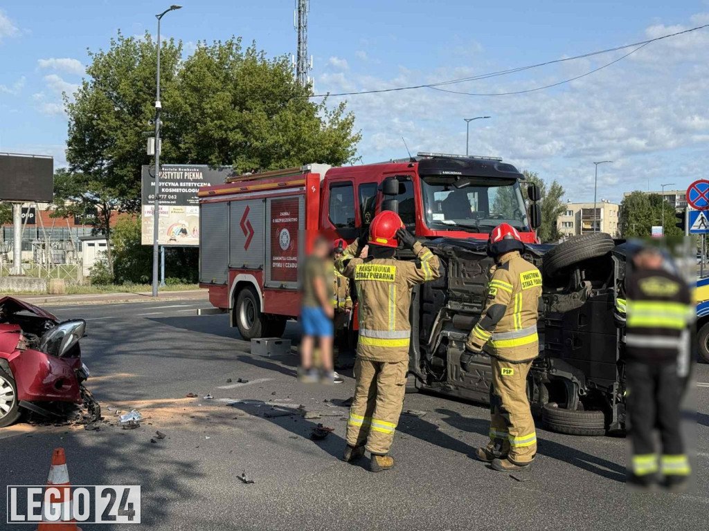 Legionowo: Zderzenie przy targowisku. Auto na boku