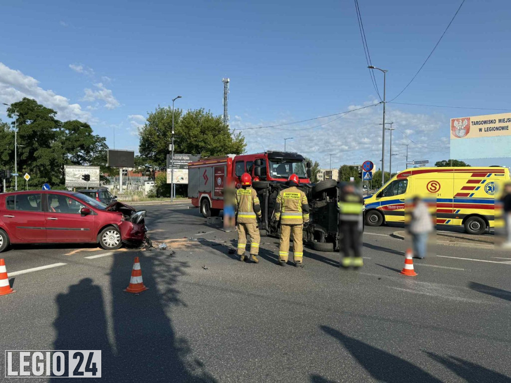 Legionowo: Zderzenie przy targowisku. Auto na boku