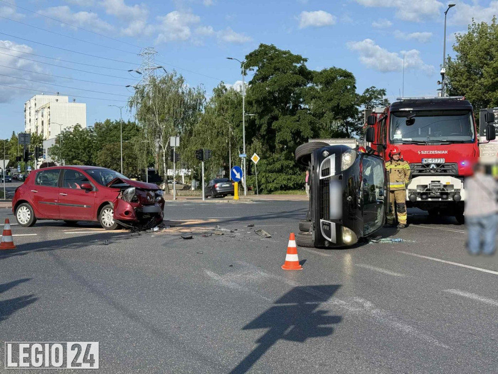 Legionowo: Zderzenie przy targowisku. Auto na boku