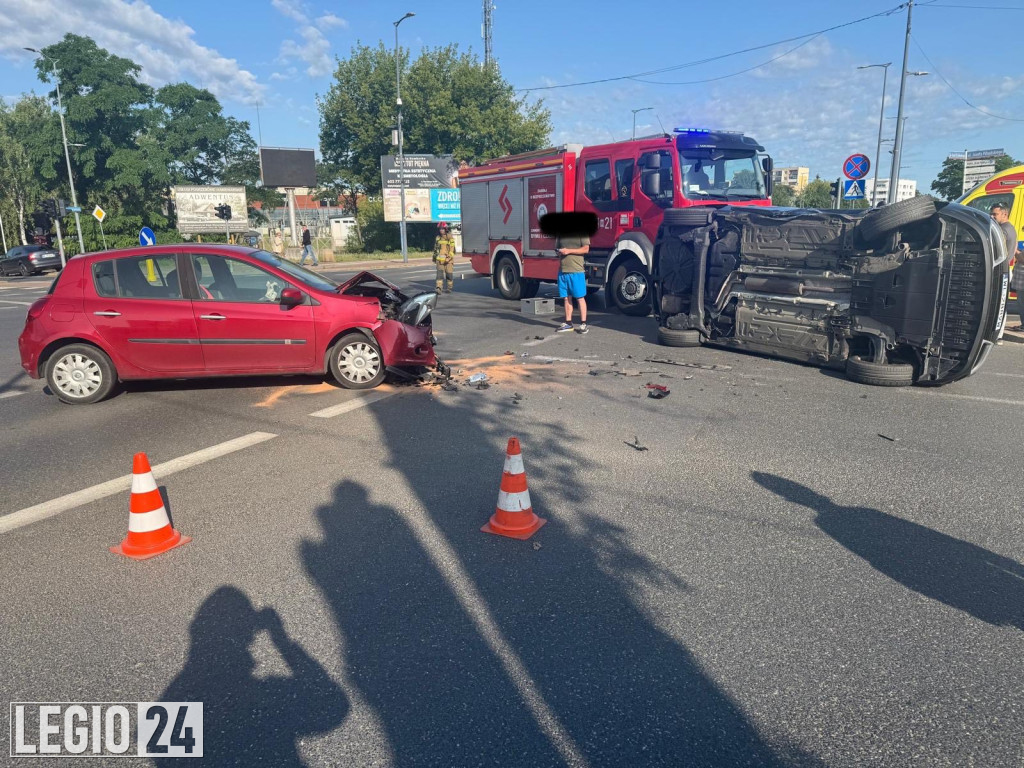 Legionowo: Zderzenie przy targowisku. Auto na boku
