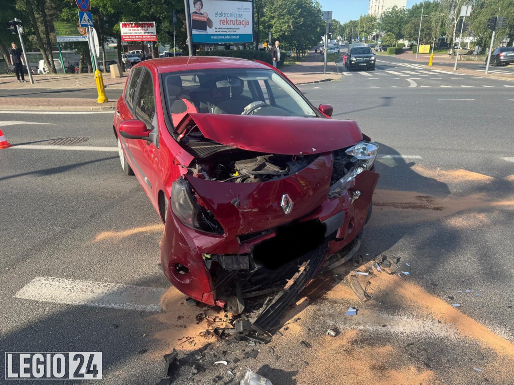 Legionowo: Zderzenie przy targowisku. Auto na boku