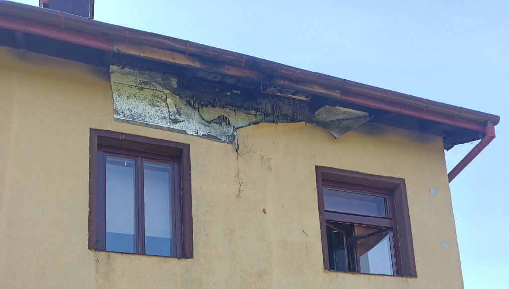 Ogień na poddaszu domu w Jabłonnie