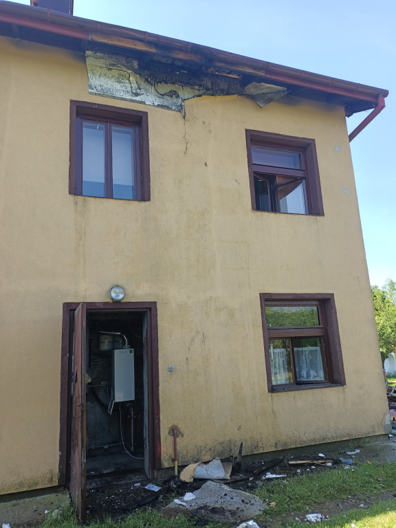 Ogień na poddaszu domu w Jabłonnie