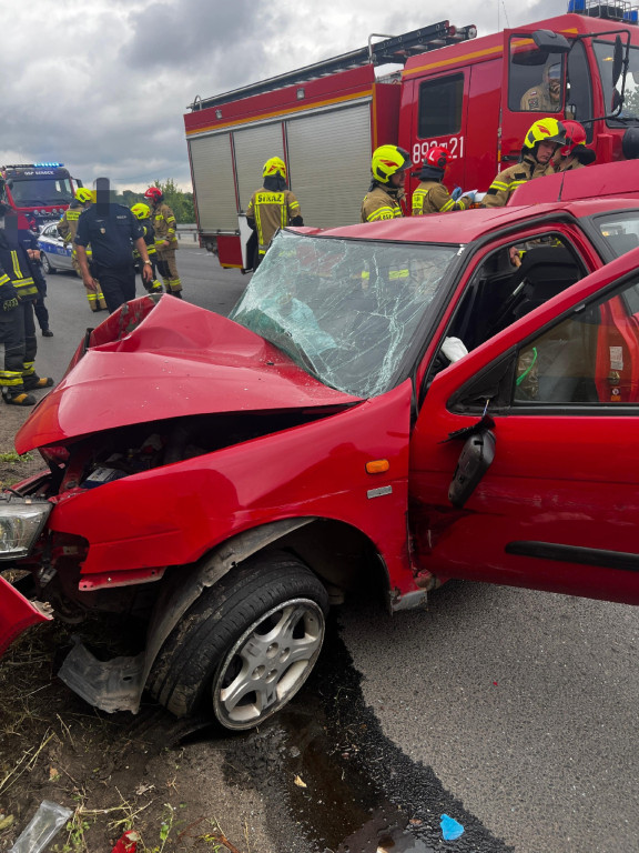 Kolizja na DK61. Nissan uderzył w audi, z auta...