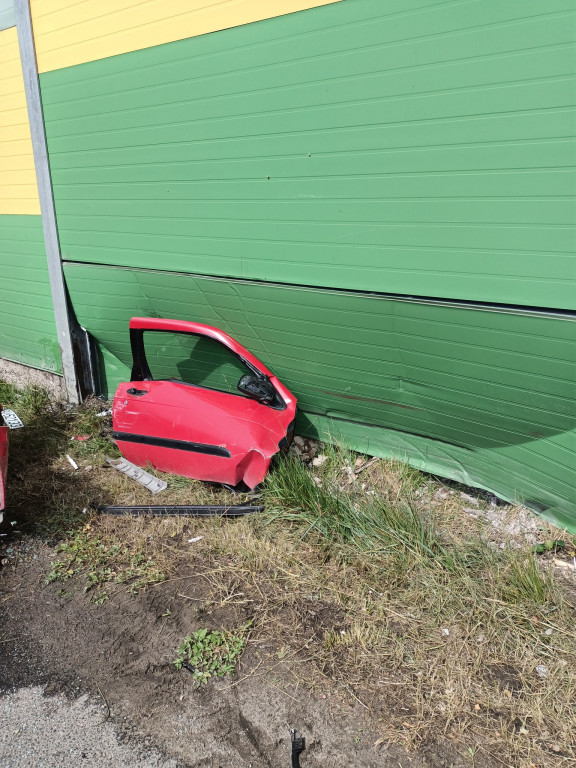 Kolizja na DK61. Nissan uderzył w audi, z auta...
