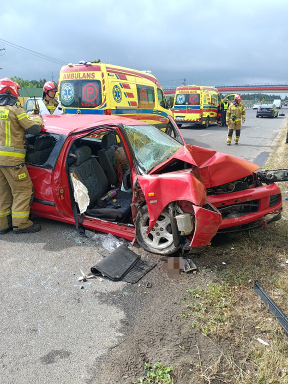 Kolizja na DK61. Nissan uderzył w audi, z auta...
