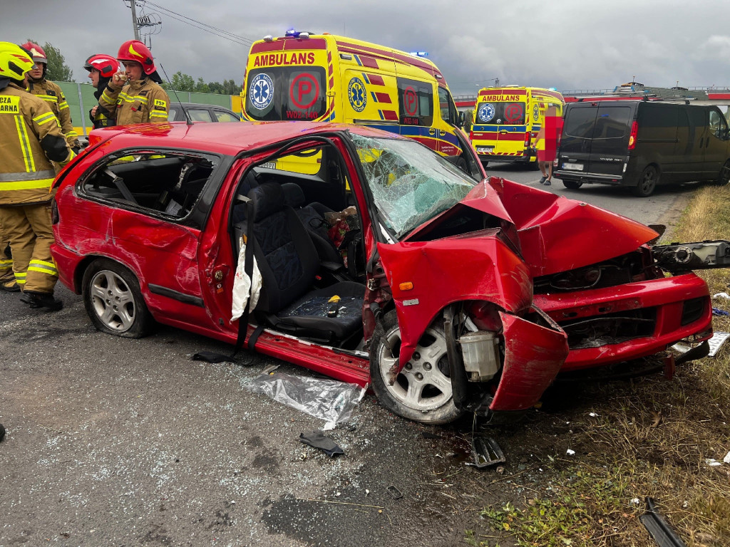 Kolizja na DK61. Nissan uderzył w audi, z auta...