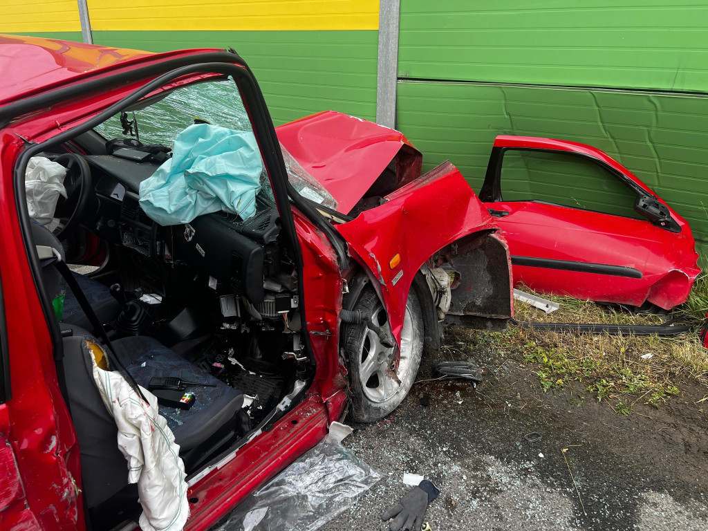 Kolizja na DK61. Nissan uderzył w audi, z auta...