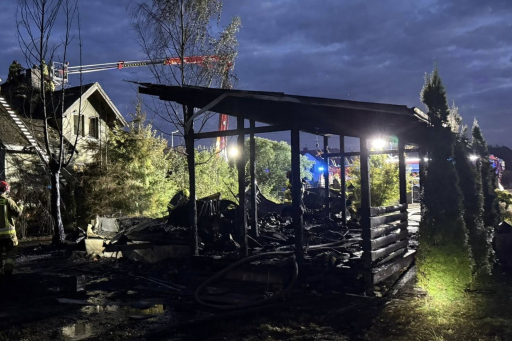 Serock: Pożar strawił domek i poddasze domu