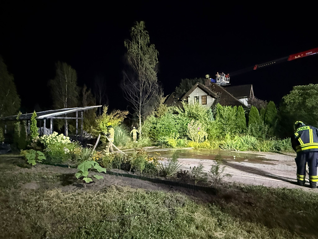 Serock: Pożar strawił domek i poddasze domu
