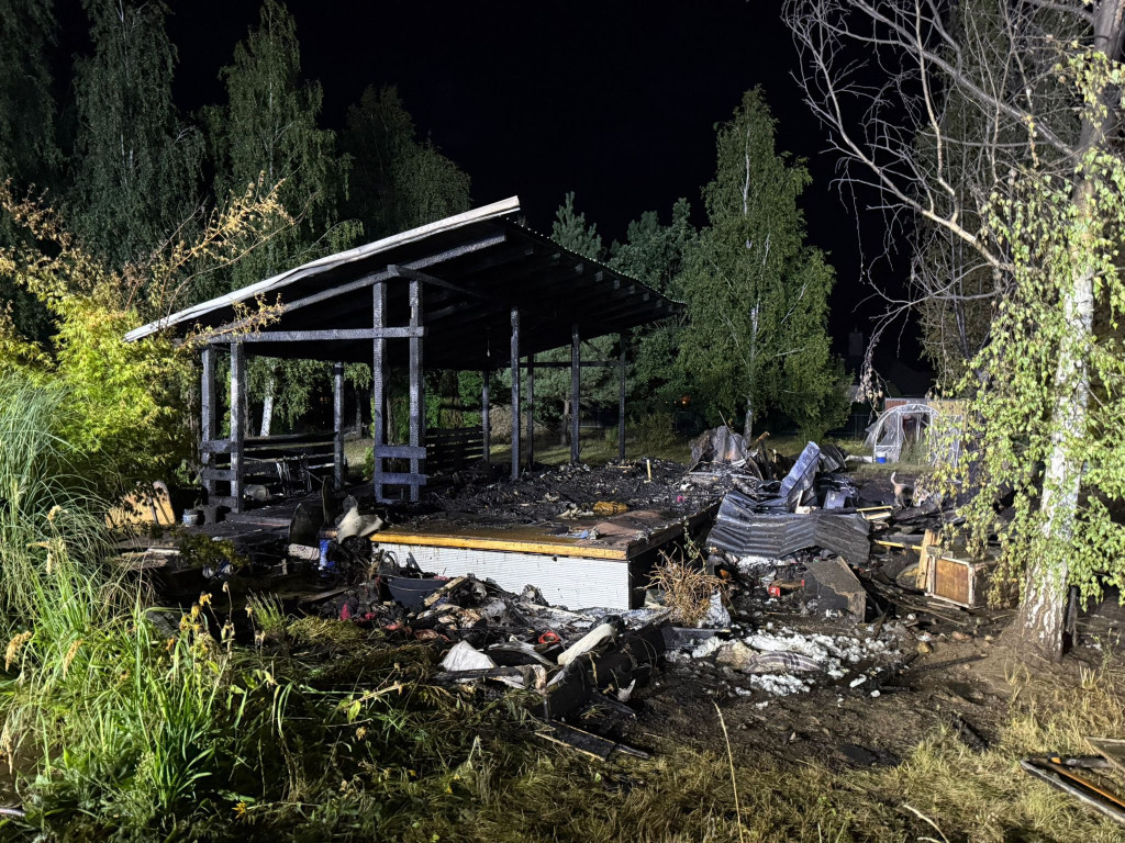 Serock: Pożar strawił domek i poddasze domu