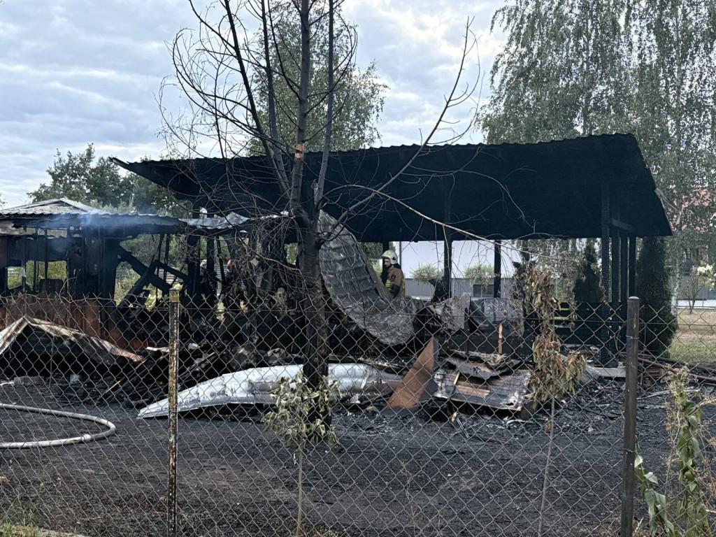 Serock: Pożar strawił domek i poddasze domu