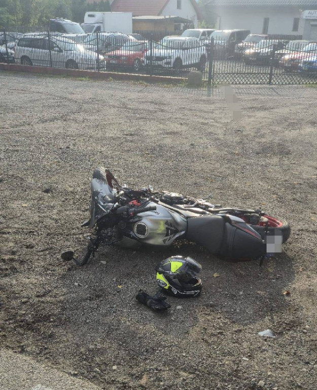 Motocyklistka potrącona po zderzeniu z osobówką