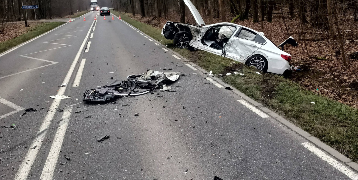 Jedna osoba trafiła do szpitala po wypadku na DW632