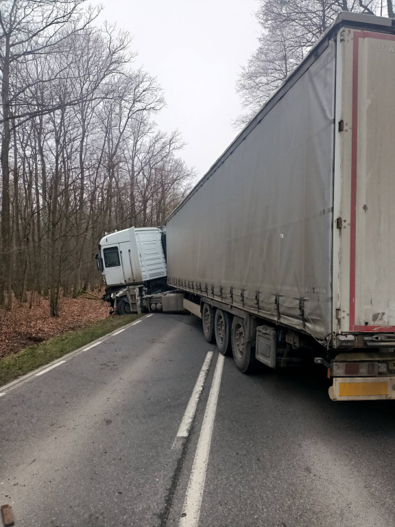 Jedna osoba trafiła do szpitala po wypadku na DW632
