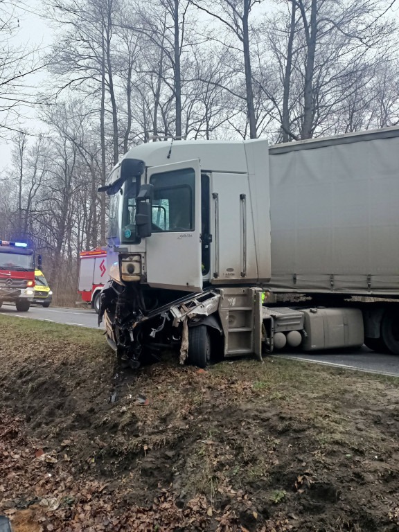 Jedna osoba trafiła do szpitala po wypadku na DW632