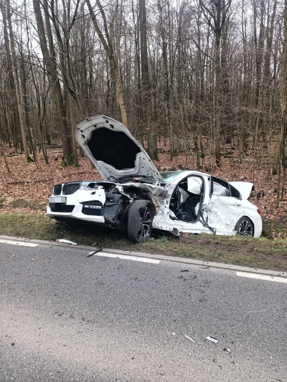 Jedna osoba trafiła do szpitala po wypadku na DW632