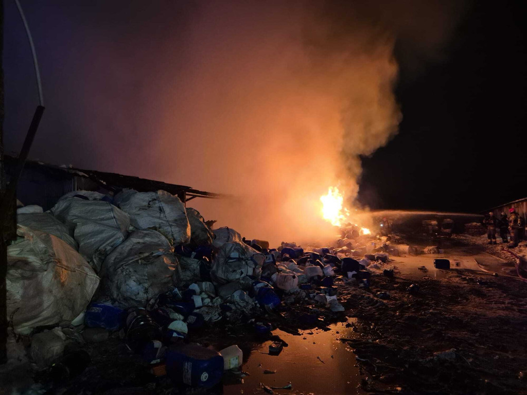 Nowy Modlin: Duży pożar hali z odpadami