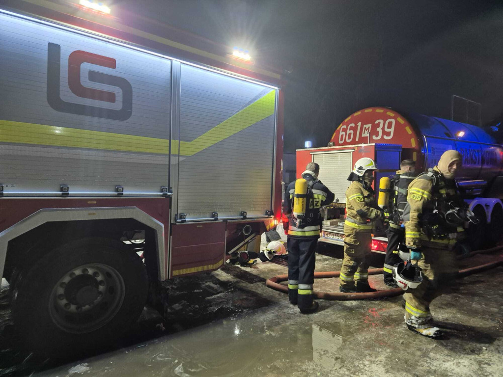 Nowy Modlin: Duży pożar hali z odpadami