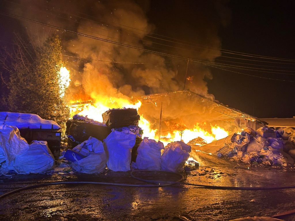 Nowy Modlin: Duży pożar hali z odpadami