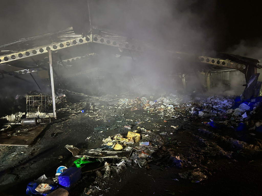 Nowy Modlin: Duży pożar hali z odpadami