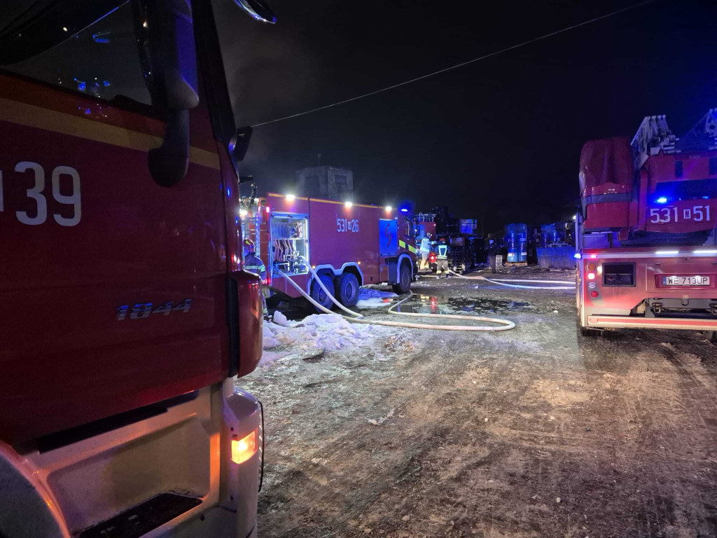 Nowy Modlin: Duży pożar hali z odpadami