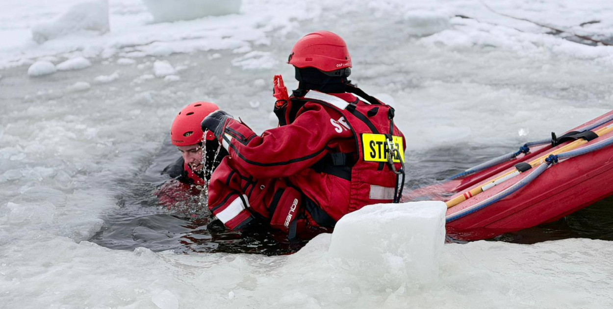 Strażacy z Legionowa ćwiczyli ratownictwo lodowe na Jeziorze Zegrzyńskim