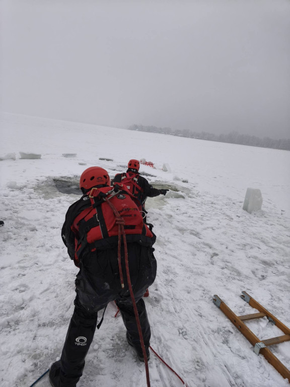 Strażacy z Legionowa ćwiczyli ratownictwo lodowe na Jeziorze Zegrzyńskim