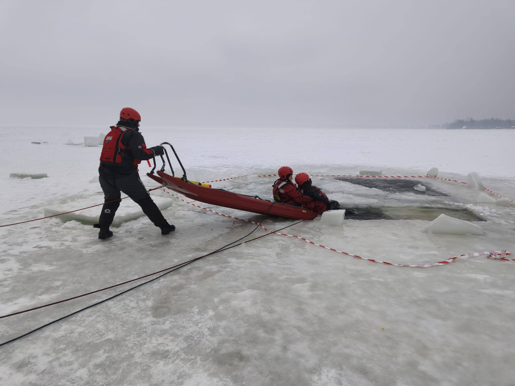 Strażacy z Legionowa ćwiczyli ratownictwo lodowe na Jeziorze Zegrzyńskim