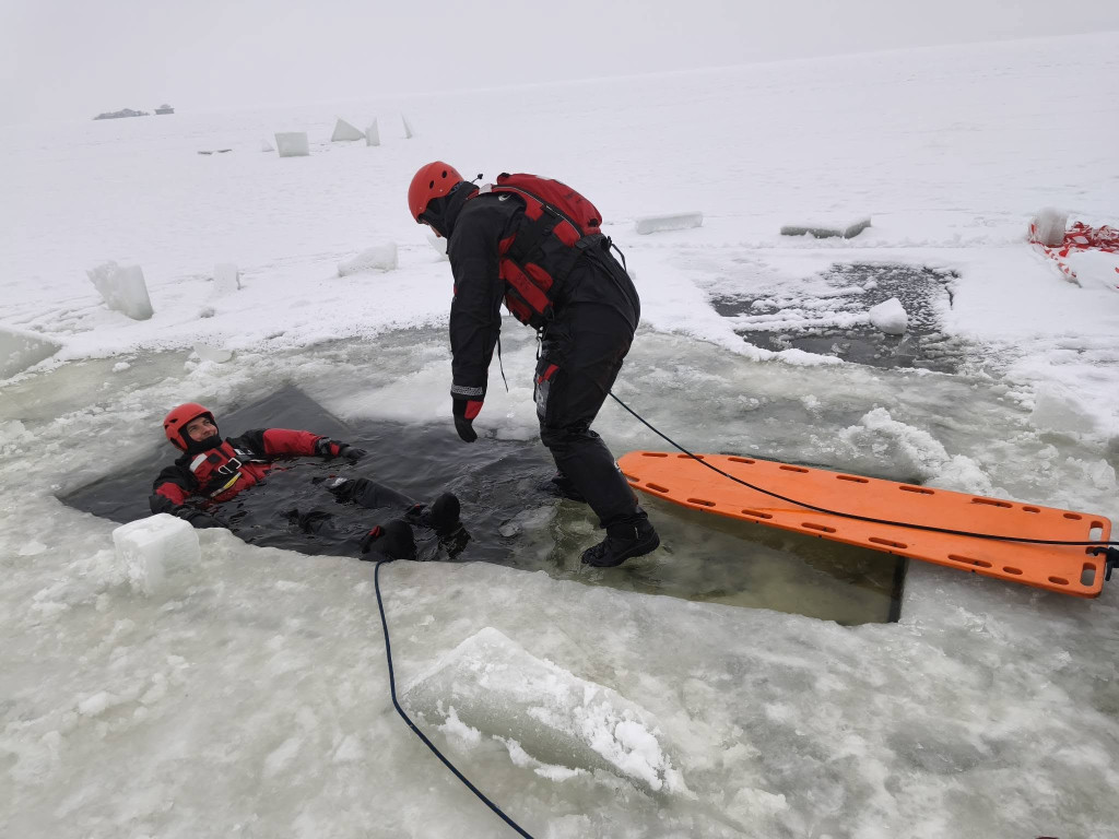 Strażacy z Legionowa ćwiczyli ratownictwo lodowe na Jeziorze Zegrzyńskim