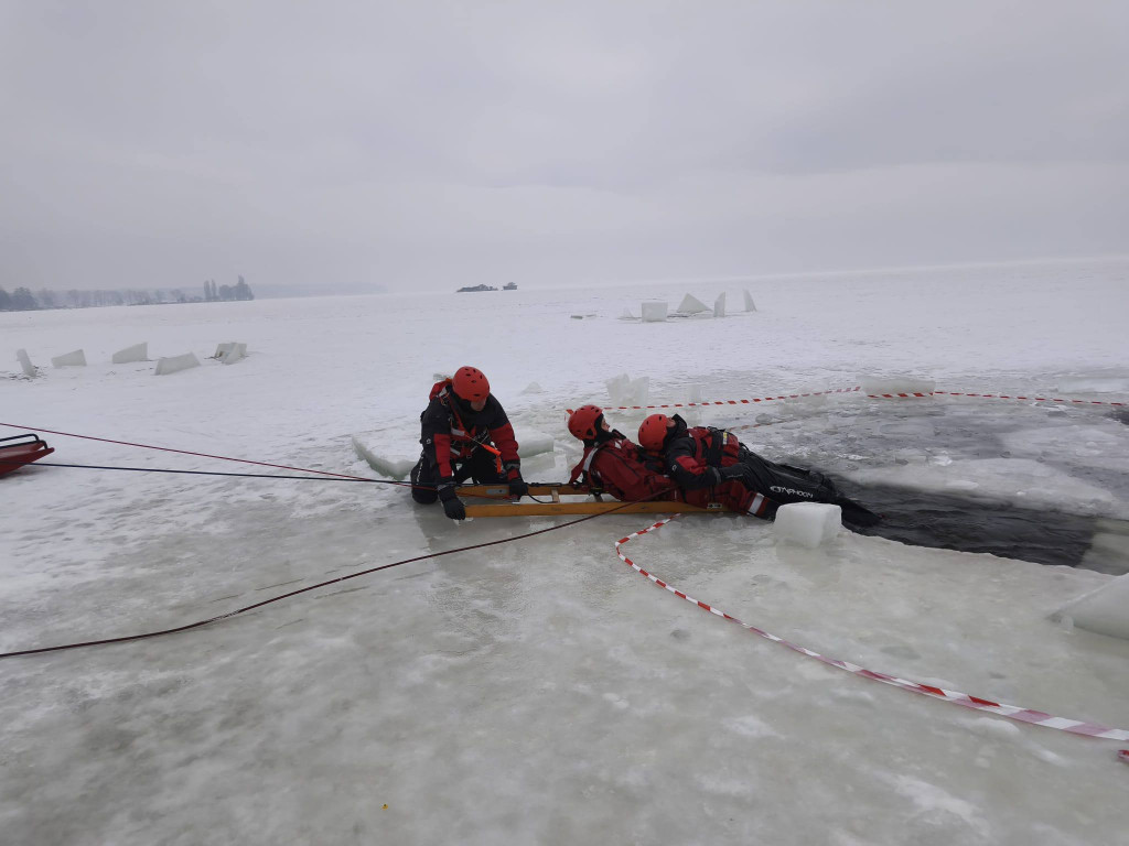 Strażacy z Legionowa ćwiczyli ratownictwo lodowe na Jeziorze Zegrzyńskim