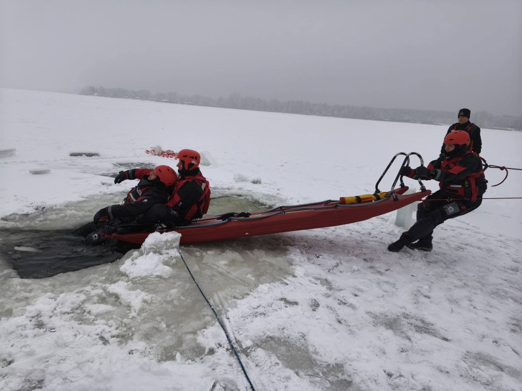 Strażacy z Legionowa ćwiczyli ratownictwo lodowe na Jeziorze Zegrzyńskim