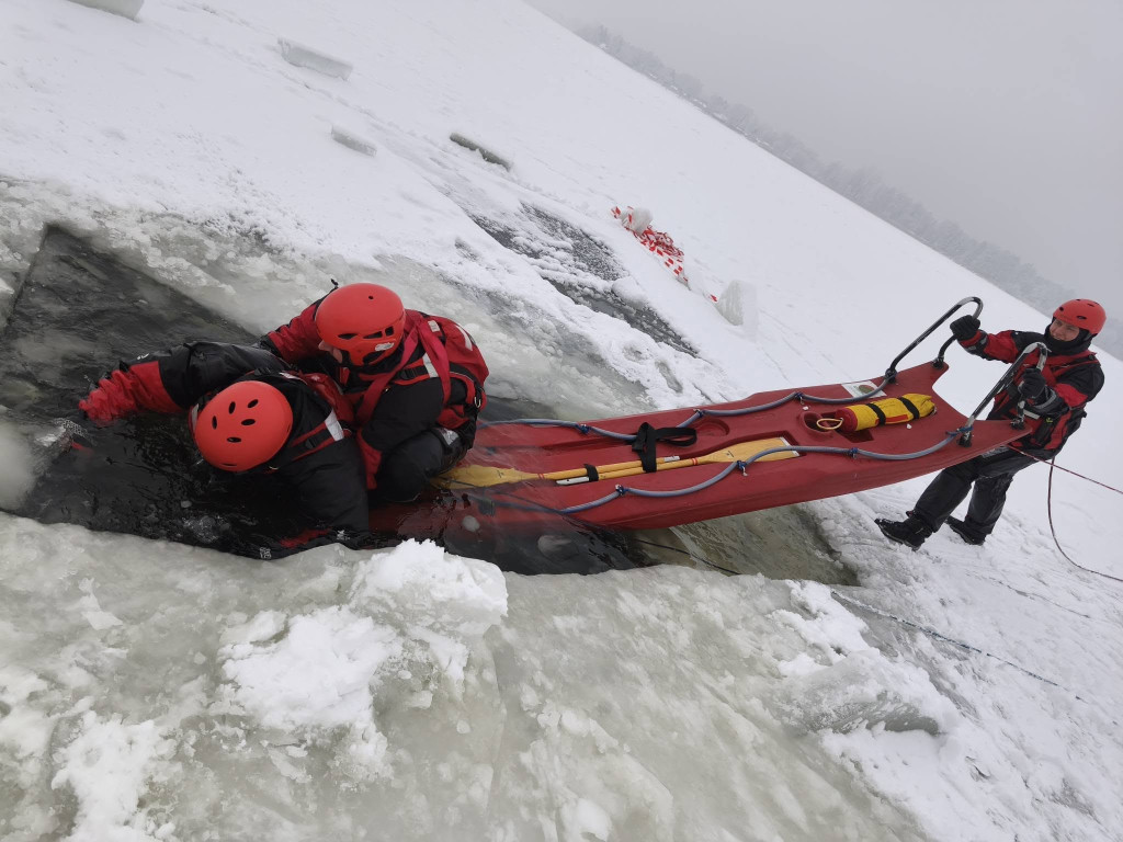 Strażacy z Legionowa ćwiczyli ratownictwo lodowe na Jeziorze Zegrzyńskim