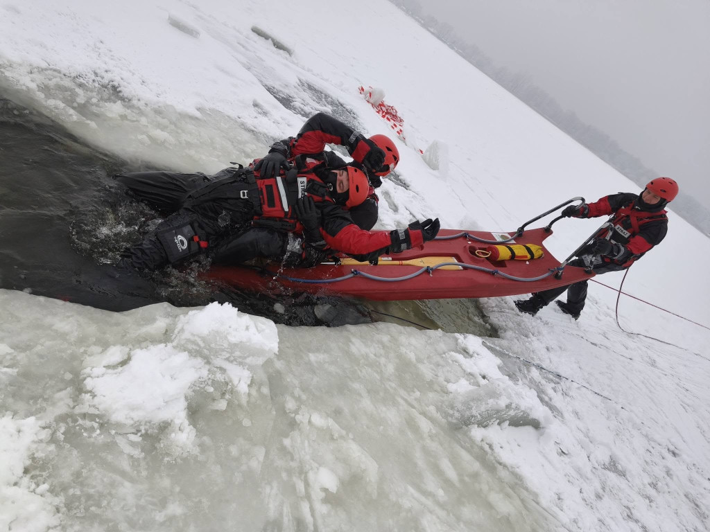 Strażacy z Legionowa ćwiczyli ratownictwo lodowe na Jeziorze Zegrzyńskim