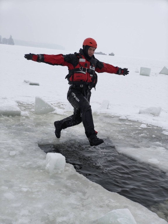 Strażacy z Legionowa ćwiczyli ratownictwo lodowe na Jeziorze Zegrzyńskim