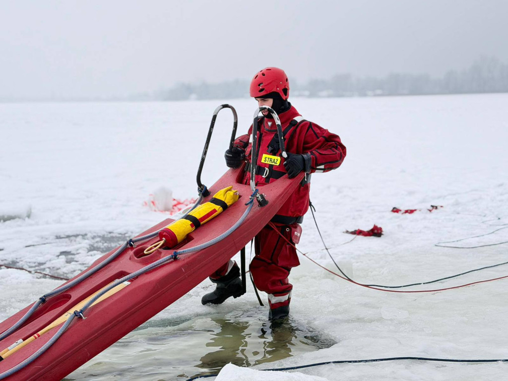 Strażacy z Legionowa ćwiczyli ratownictwo lodowe na Jeziorze Zegrzyńskim