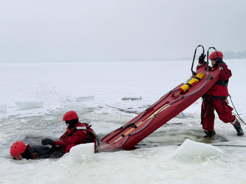 Strażacy z Legionowa ćwiczyli ratownictwo lodowe na Jeziorze Zegrzyńskim