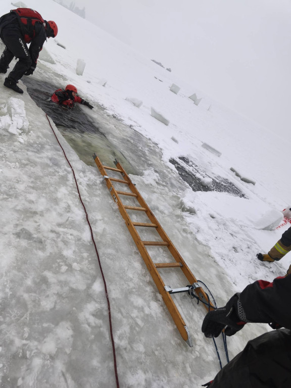 Strażacy z Legionowa ćwiczyli ratownictwo lodowe na Jeziorze Zegrzyńskim