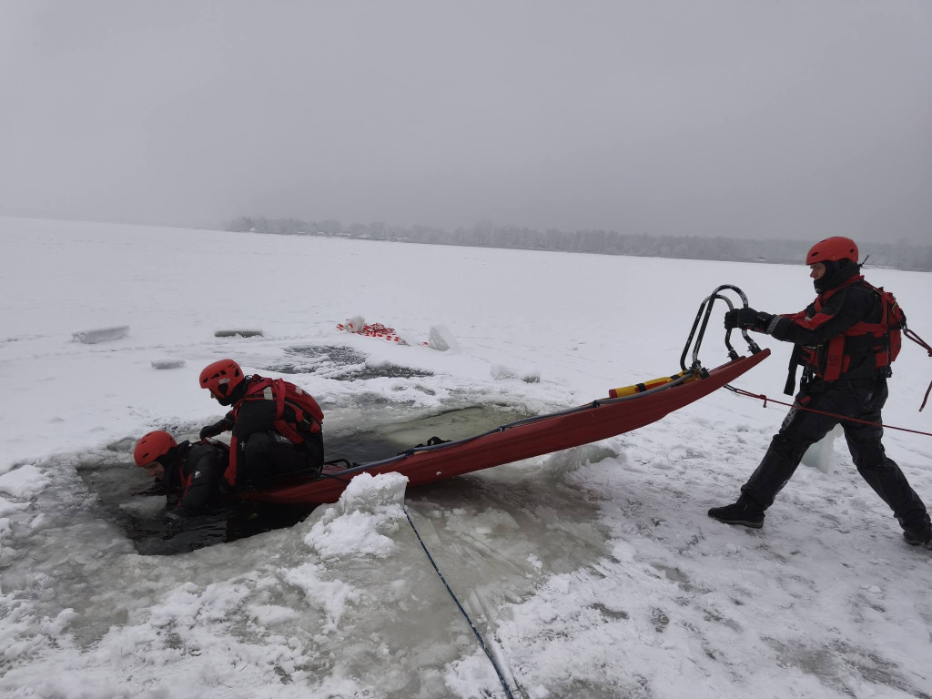 Strażacy z Legionowa ćwiczyli ratownictwo lodowe na Jeziorze Zegrzyńskim