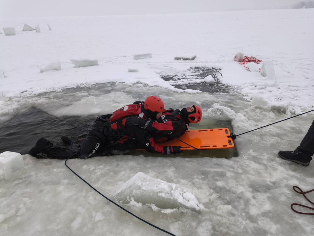 Strażacy z Legionowa ćwiczyli ratownictwo lodowe na Jeziorze Zegrzyńskim