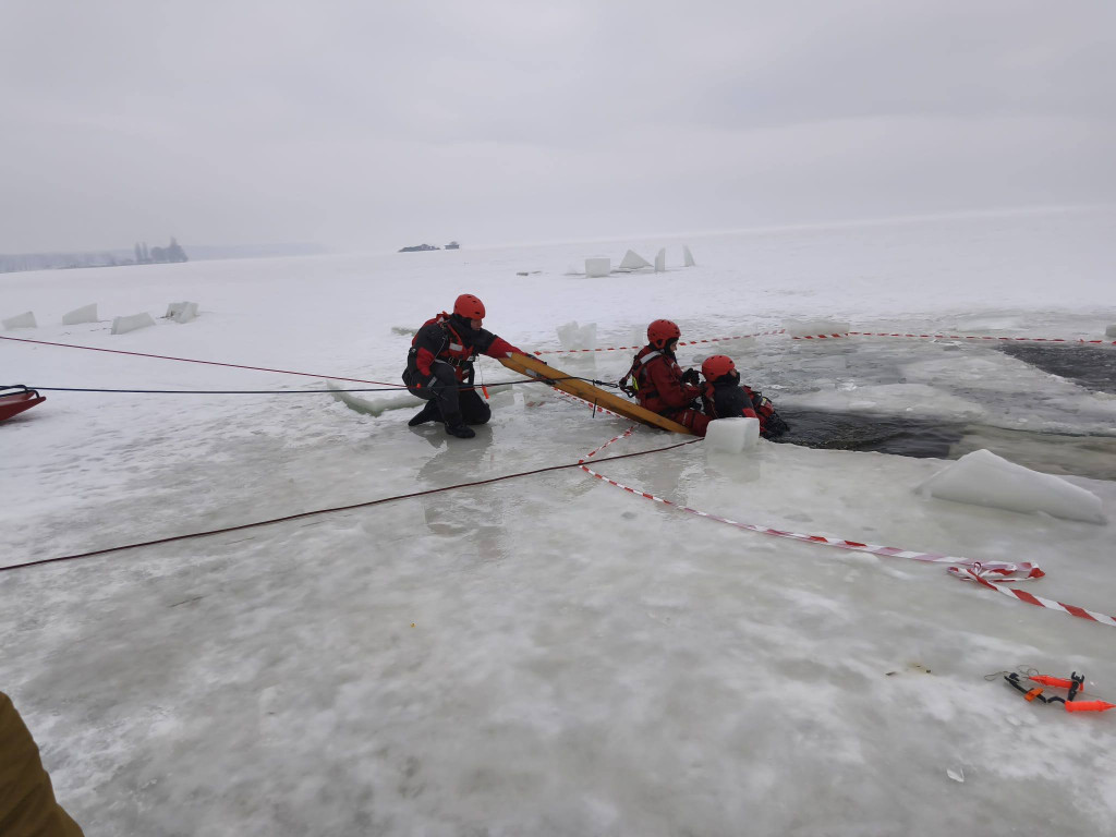 Strażacy z Legionowa ćwiczyli ratownictwo lodowe na Jeziorze Zegrzyńskim