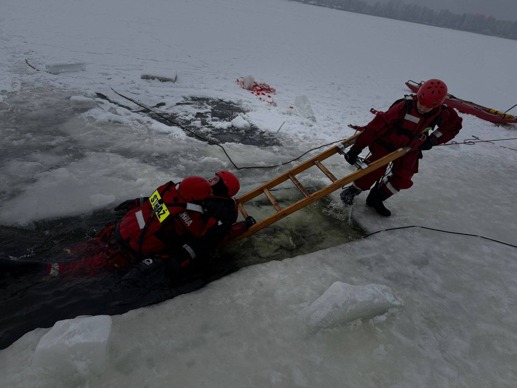 Strażacy z Legionowa ćwiczyli ratownictwo lodowe na Jeziorze Zegrzyńskim