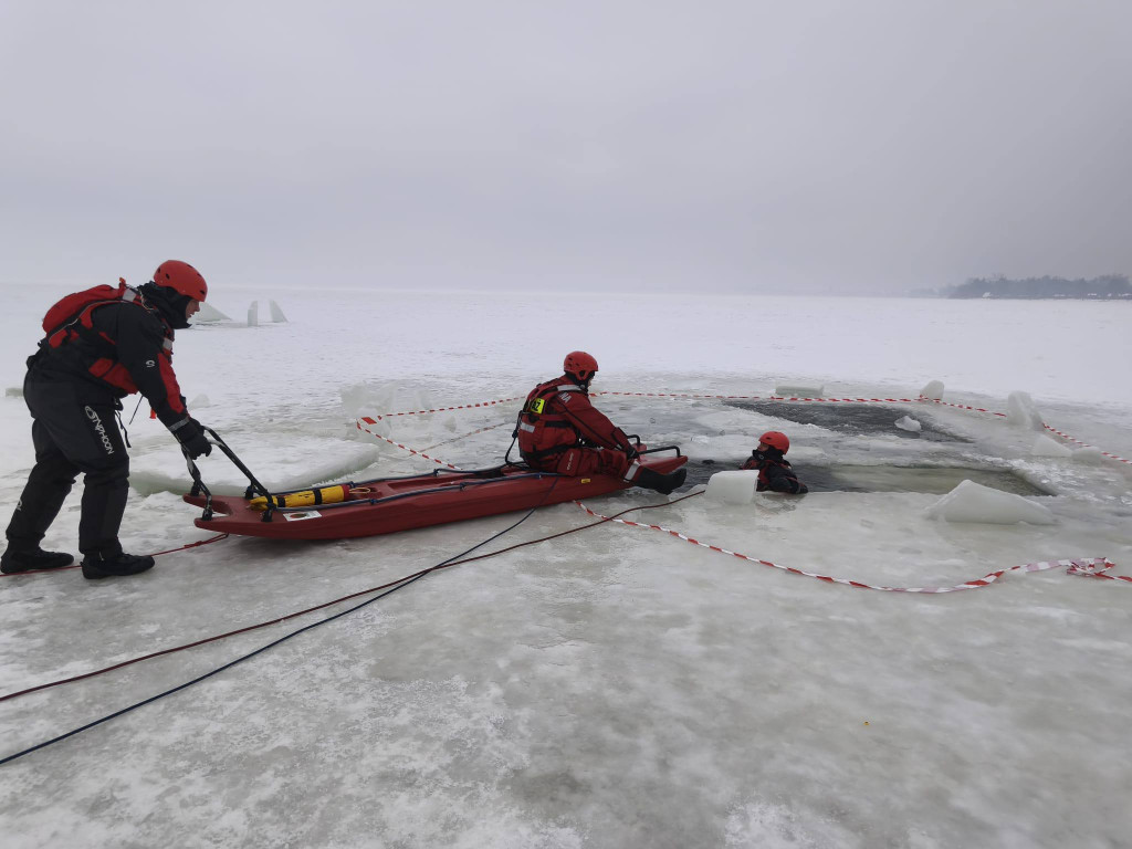 Strażacy z Legionowa ćwiczyli ratownictwo lodowe na Jeziorze Zegrzyńskim