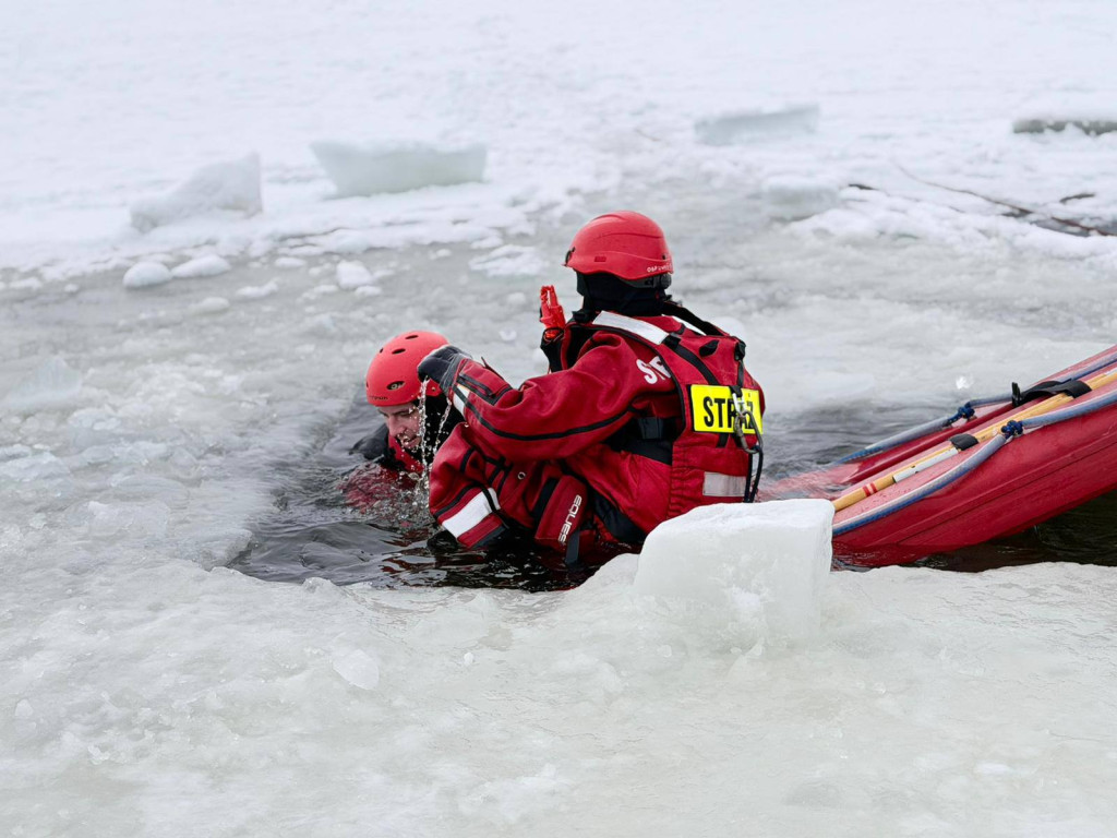 Strażacy z Legionowa ćwiczyli ratownictwo lodowe na Jeziorze Zegrzyńskim