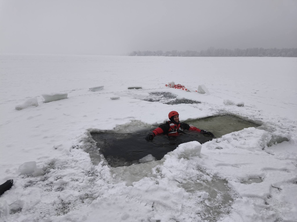 Strażacy z Legionowa ćwiczyli ratownictwo lodowe na Jeziorze Zegrzyńskim