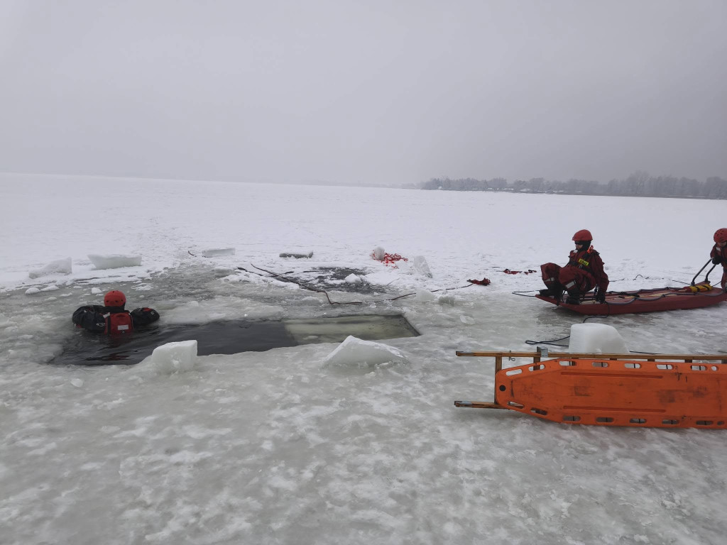 Strażacy z Legionowa ćwiczyli ratownictwo lodowe na Jeziorze Zegrzyńskim