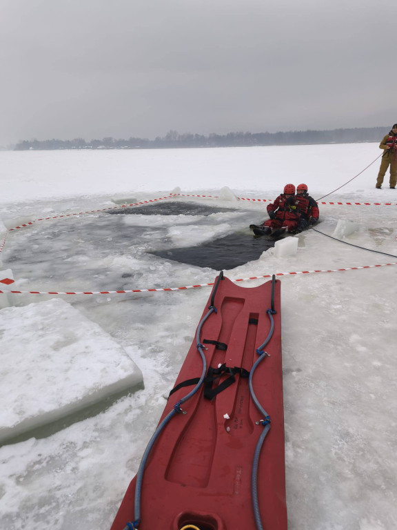 Strażacy z Legionowa ćwiczyli ratownictwo lodowe na Jeziorze Zegrzyńskim