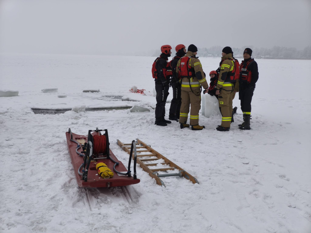 Strażacy z Legionowa ćwiczyli ratownictwo lodowe na Jeziorze Zegrzyńskim